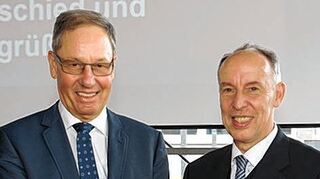 <p>Michael Nagy (r.) verabschiedet Franz Egle in den Ruhestand.</p>
