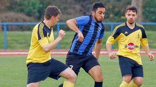 <p>Die Gadernheimer Niklas Walter (l.) und Denis Fazlic können Ufuk Kahya, Olympias Torschützen zum 3:0, nicht aufhalten.</p>