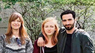 <p>In Mannheim haben die Dreharbeiten zu "Fremde Tochter" begonnen: Heike Makatsch (li.) spielt die Mutter von Hauptdarstellerin Elisa Schlott (2.v.li.). Schlott spielt die 17-jährige Lena, die sich in den Moslem Farid, alias Hassan Akkouch (re.), verliebt.</p>