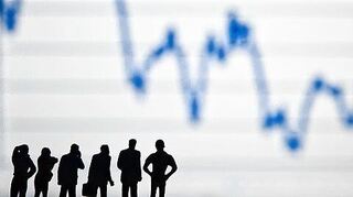 <p>Warum scheut der deutsche Anleger Aktien? "Zum einen sind es schlechte Erfahrungen der Vergangenheit", schreibt Finanzexperte Dirk Müller. Aber auch die teilweise großen, kurzfristigen Schwankungen sorgten für Angst.</p>