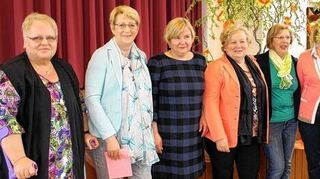 <p>Gemütliches Frühstück der Landfrauen im evangelischen Gemeindesaal. Unten: die Vorsitzende Sonja Leyghdt (2.v.l.) mit ihren Vorstandsdamen und der Referentin Rita Reichenbach-Lachenmann (l.).</p>