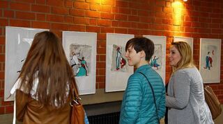 <p>Die bei einer Tanzperformance vor Jahren entstandenen Motive zum Thema "Linie-Farbe-Tanz" faszinierten auch die jungen Betrachter.</p>