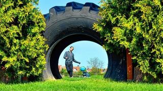 <p>Beim Fußballgolf ist vor allem Präzision gefragt: Hier muss unser Autor den Ball durch einen Traktor-Reifen schießen.</p>