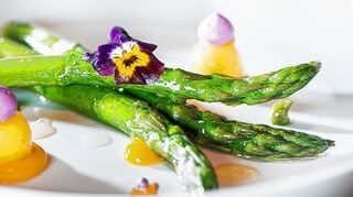 <p>Sternekoch Tim Raue kombiniert grünen Spargel mit Mango und Veilchen.</p>