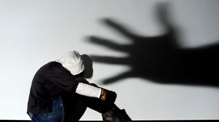 Ein Mann ist wegen fast 20 Jahre zurückliegenden Vergewaltigungen seiner damals 14-jährigen Stieftochter zu fünf Jahren und neun Monaten Haft verurteilt worden.