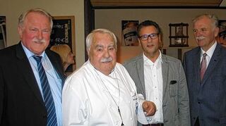 <p>Minister-Vertreter Joachim Hauck, Chuchi-Chef Bert Schreiber, Ex-Minister Peter Hauk und Herman Hohl vom württembergischen Weinbauernverband (v.l.)</p>