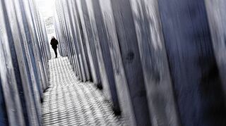 <p>Eine Frau geht in Berlin durch die Stelen des Holocaust-Mahnmals. Verbale Anfeindungen und tätliche Übergriffe auf jüdische Menschen nehmen zu, schreibt Charlotte Knobloch.</p>