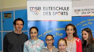 <p>Freude bei Sportlehrer Tobias Kehret sowie den Turnerinnen Muriel Klumpp, Zoe Meißner, Hannah Dietz, Hala Sidaoui und Hannah Springer (v.l.).</p>