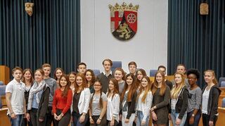 <p>Tauschte das Klassenzimmer mit dem Plenarsaal des Mainzer Landtags: die 10d des Carl-Bosch-Gymnasiums.</p>