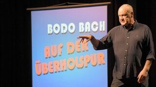 <p>Bachs "Welttournee durch Deutschland" rund ums Älterwerden: "Schatz, findest du, dass mich die Maske verjüngt hat?" - "Ja, warum haste sie abgenommen?"</p>