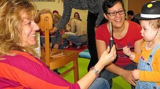 <p>Zehn Jahre "Familie in Bewegung": Der Verein blickte im Jugendhilfeausschuss zurück. Das Bild zeigt Beate Eisensteck (v.l.) und Jessica Debus mit der kleinen Mara bei einer Veranstaltung im Februar.</p>