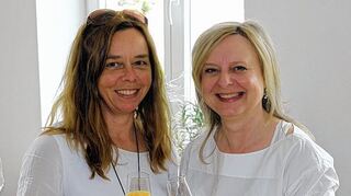<p>Vorfreude auf die Workshops in den neuen Räumlichkeiten: Silvie Freudenberger (links) und Leonie Keller.</p>