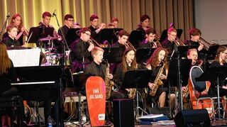 <p>Anregender Konzertabend in der Rheingoldhalle: Die Bigband des Moll-Gymnasiums und später die SWR-Bigband rissen das Publikum mit.</p>