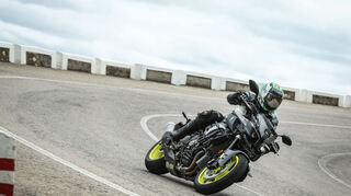 <p>mid Almeria - Geschmeidiges Bike: Die Yamaha MT-10 fährt sich nicht von selbst, meister aber munter alle Kurvensituationen.</p>