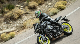 <p>mid Almeria - Gut aufgesessen: Die Sitzposition auf der MT-10 ist entspannt und angenehm.</p>