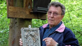 <p>Waldvogelobmann Heinz Eisenhauer zeigt Fetttafeln der Vogelfreunde Bürstadt - Hafer und Sonnenblumenkerne sind Ziel fingerfertiger Futterdiebe.</p>