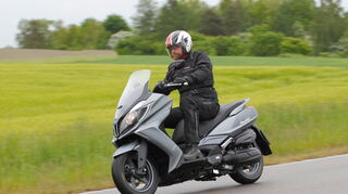 <p>mid Groß-Gerau: Windschnittiger Bursche: Der neue Maxi-Roller Kymco New Downtown 125i ABS.</p>