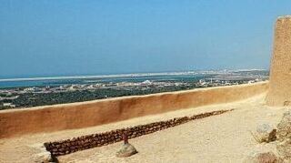 <p>Das Dhayah-Fort, eine imposante Festung, zieht inzwischen auch Touristen an. Ras Al Khaimah eignet sich auch für Dubai-Urlauber, die das Mega-City-Erlebnis mit einem vergleichsweise günstigen Strandurlaub verbinden wollen.</p>