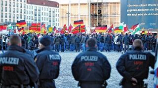 <p>Pegida-Anhänger demonstrieren in Dresden. "Wir haben ein Integrationsproblem, das nicht nur Migranten betrifft", schreibt Düzen Tekkal. "Es gibt in Deutschland zu viele Menschen, die unsere demokratischen Werte nicht teilen."</p>