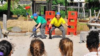 <p>Rennen, stolpern, Kisten stapeln: Andreas Krüger und Jörg Pauly vom Theaterfindefuchs brauchen nicht viel, um Kinder in ihren Bann zu ziehen.</p>