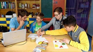 <p>Sie hauchen am Dekanats-Konfi-Tag Gummibärchen Leben ein (v.l.): Tobias, René, Max und Philip.</p>
