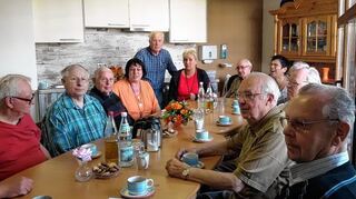 <p>Singen zur Mundharmonika: Projektkoordinatorin Birgit Mascetta (4.v.l.) freut sich mit den Übungsleitern Horst Volk (5.v.l.) und Svenja Gündling (6.v.l.) über gute Stimmung beim Männer-Treff.</p>