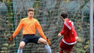 <p>Patrik Zwingenberger entschärft im Duell mit Türkpor den Schuss von Yunus-Emre Yildirim. Der Torhüter will Wallstadt als Landesliga-Aufsteiger verlassen.</p>