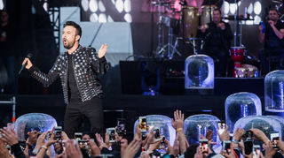 Tarkan tanzte im Glitzer-Jacket über die Bühne - zur Freude der weiblichen Fans.