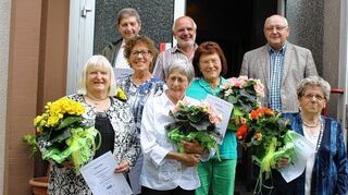 <p>Der neue Vorsitzende Achim Wirths (hinten Mitte) freut sich im Kreis geehrter Mitglieder auf seine Aufgaben.</p>