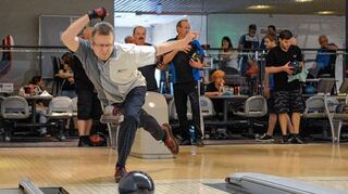 <p>Volle Konzentration: Stefan Wahl beim Wurf während der Meisterschaft der Freizeit-Bowler.</p>