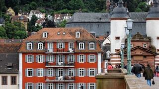 <p>In Heidelberg musste die B37 im Bereich der Alten Brücke wegen des Hochwassers gesperrt worden. Zahlreiche Keller sind mit Wasser vollgelaufen, Feuerwehren sind im Einsatz.</p>