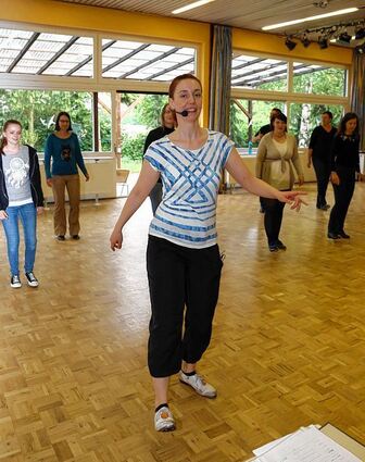 <p>Clogging mit den Mannheim Mixers in St. Hildegard: "Instructor" Clarissa Schneider-Wirsching zeigt Interessierten den Tanzsport "Clogging".</p>