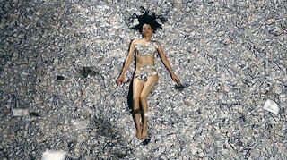 <p>Im Geld baden - das gefällt nicht nur Dagobert Duck, sondern auch der "Iranian Beauty" (Iranische Schönheit) im Video von Anahita Razmi.</p>