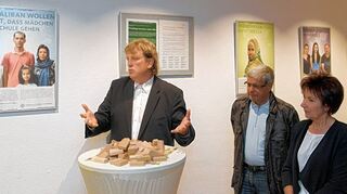 <p>Offenheit gegenüber Flüchtlingen: Pfarrer Dirk Greverus (l.) warb dafür mit dem ersten Stadtrat Walter Wiedemann und Bürgermeisterin Barbara Schader.</p>