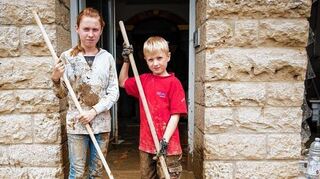 <p>Auch die Geschwister Carolin (12) und Florian (8) schaufeln in Braunsbach den Schlamm weg. Die Schule in dem Ort bleibt die ganze Woche geschlossen.</p>