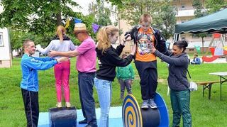 <p>Auf den Lauftrommeln konnten die Teilnehmer beim Kinderzirkus üben, die Balance zu halten - und gewannen dabei gleichzeitig auch an Selbstvertrauen.</p>