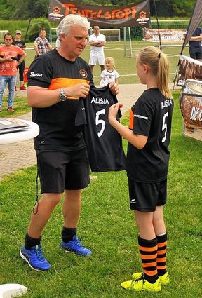 <p>Jürgen Zentgraf (li.) bei der Trikotübergabe an Alisia Salagean (9 Jahre). Spielszene vom Spiel Eltern und Wilde Kerle (re. oben) und ein Gruppenbild..</p>