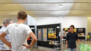 <p>Großes Interesse bei der Premiere in Mannheim: Besucher kommen bei der ersten Kunstmesse Art Breidenbach mit den Künstlern ins Gespräch.</p>