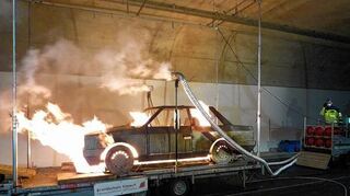 <p>Ein Fahrzeug gerät in Brand, die Röhre ist durch Rauch vernebelt - ein Horrorszenario, von dem alle hoffen, dass es niemals eintritt, aber dennoch im Vorfeld der Tunneleröffnung geprobt werden muss.</p>