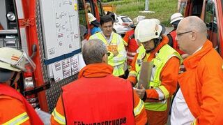 <p>Zahlreiche Schaulustige verfolgten vor dem Tunnel die Übung, bei der die Kommunikation der Rettungsdienste und der Einsatz des Quads (r.) erprobt wurden.</p>