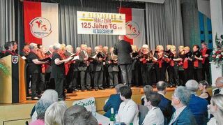 <p>Für die musikalische Umrahmung des Festaktes war dank befreundeter Sänger und Sängerinnen gesorgt, Sportbund-Präsident Janalik (r.) hielt die Festrede.</p>