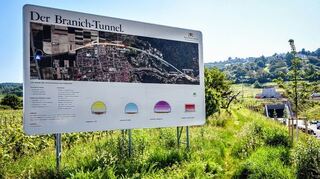 <p>Am Tunnel werden letzte Arbeiten erledigt, und auch die Vorbereitungen für die Feierlichkeiten zur Eröffnung laufen bereits auf Hochtouren.</p>