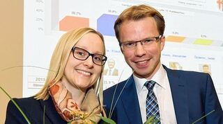 <p>Edingen-Neckarhausens Bürgermeister Simon Michler mit seiner Ehefrau Martina am Tag seiner Wahl am 8. November 2015.</p>
