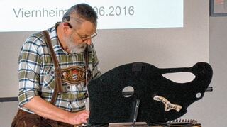 <p>Mit einem musikalischen Beitrag demonstriert Thomas Haase, welche Möglichkeiten ihm das Cochlea-Implantat mittlerweile wieder eröffnet. Anbieter des medizinischen Geräts und Mark Praetorius von der Uniklinik Heidelberg (r.u.) stellen in der Kulturscheune die technischen Errungenschaften vor.</p>