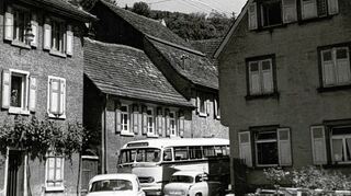 <p>Szene aus der Schriesheimer Talstraße von Ende der 50er Jahre. Bereits damals geht es auf dieser Trasse extrem eng zu. In den Jahrzehnten darauf verschärft sich die Situation erheblich.</p>