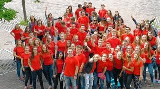 <p>Jubel in Rot: Die Lampertheimer Abiturienten lassen das "Rotstiftmilieu" hinter sich.</p>