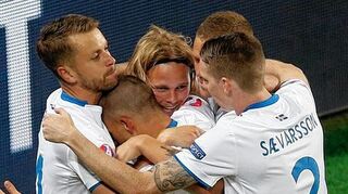 <p>Historischer Augenblick: Die isländische Mannschaft feiert den 1:1-Ausgleich gegen Favorit Portugal.</p>