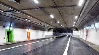 <p>Der Schriesheimer Branich-Tunnel kurz vor seiner Eröffnung am Wochenende: Die grün markierten Türen führen zu den Rettungswegen. Daneben bestehen Notrufzellen und Nothaltebuchten.</p>