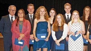 <p>Die Jahrgangsbesten, die einen Schnitt von 1,5 bis 1,0 erreicht haben, stellten sich mit Studienleiter Karl-Heinz Fuchs (links) und Hellmut Kill vom Lionsclub Lampertheim dem Fotografen.</p>