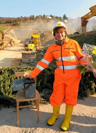 <p>Bisherige Festakte für den Tunnel: der Anstich mit der ersten Sprengung durch Bürgermeister-Gattin Birgit Ibach-Höfer am 1. Februar 2012 (l.) und der Durchstich durchs Ostportal am 1. August 2013.</p>